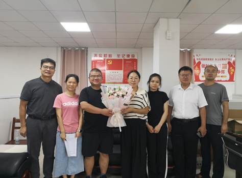 一群人站在室内合影 AI 生成的内容可能不正确。